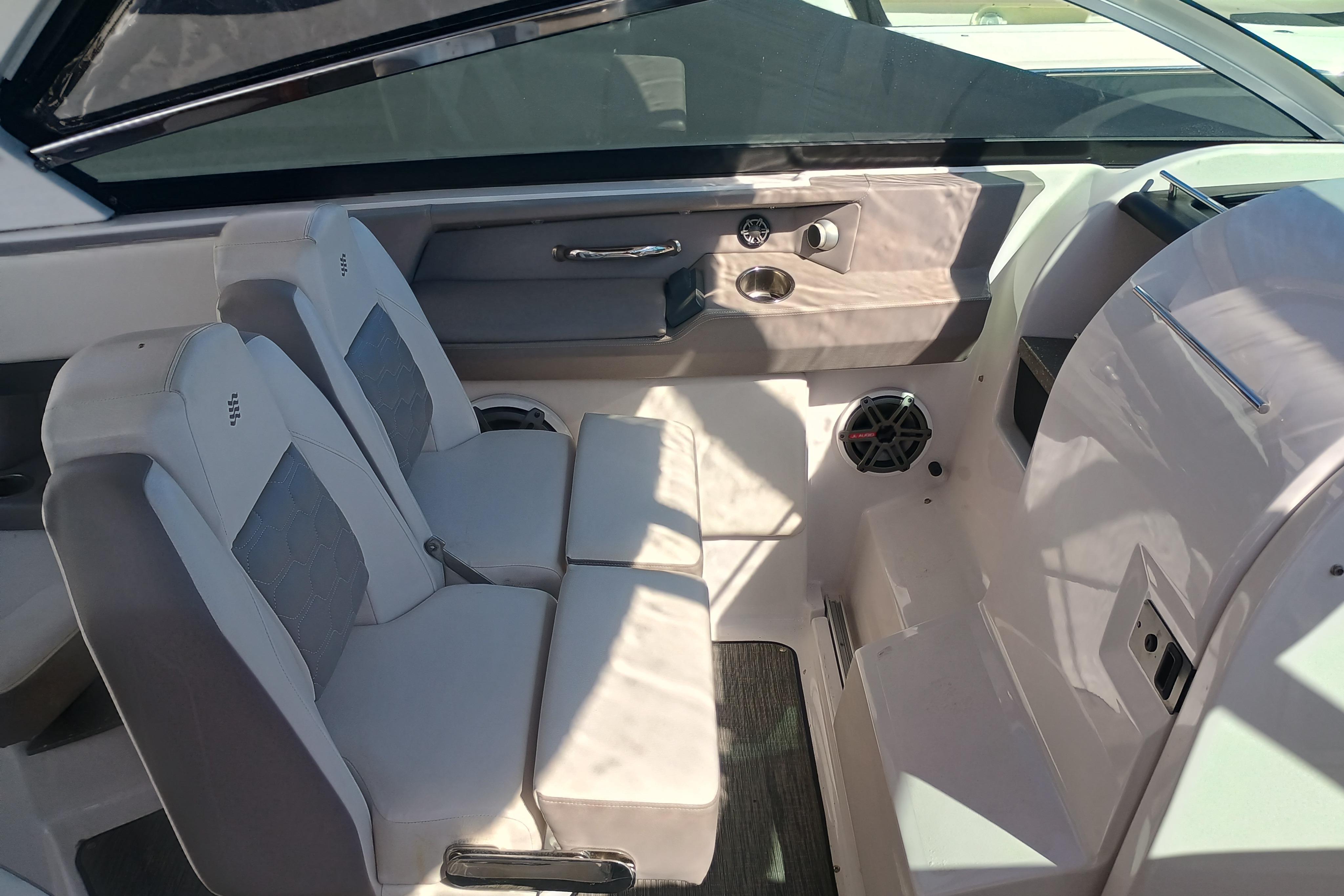 2019 Four Winns H350 - Image 6