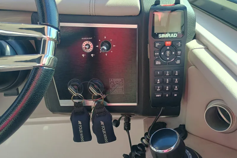 350-004 - Brokerage Joe Yacht Photos Pics 2019 Four Winns H350 dashboard with steering wheel, controls, and Simrad marine radio.