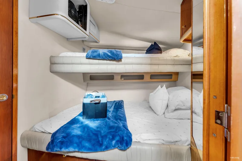  Yacht Photos Pics Cozy cabin interior of 1997 Sea Ray 500 Sundancer with bunk beds and blue accents.
