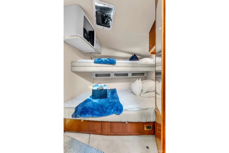  Yacht Photos Pics Interior cabin of 1997 Sea Ray 500 Sundancer with bunk beds and blue accents.
