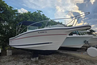 Trophy 2503 Center Console