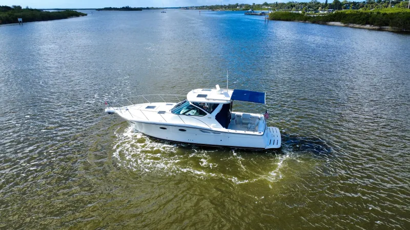  Yacht Photos Pics 2006 Tiara Yachts 3200 Open cruising on a calm river.