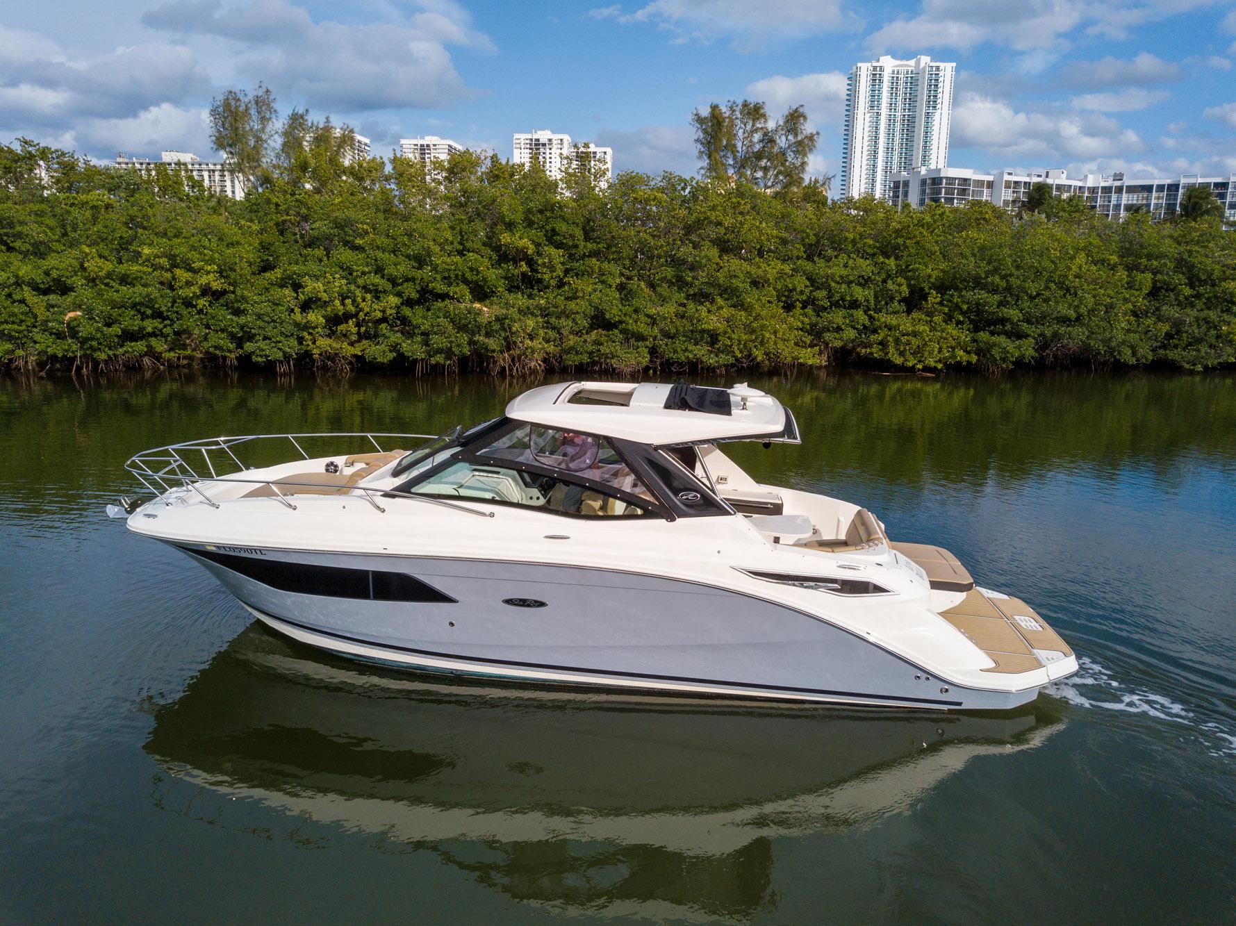 2020 Sea Ray 320 Sundancer