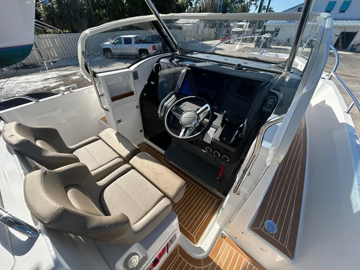 In-stock 2024 Nimbus T9 #142 Yacht Photos Pics 2024 Nimbus T9 #142