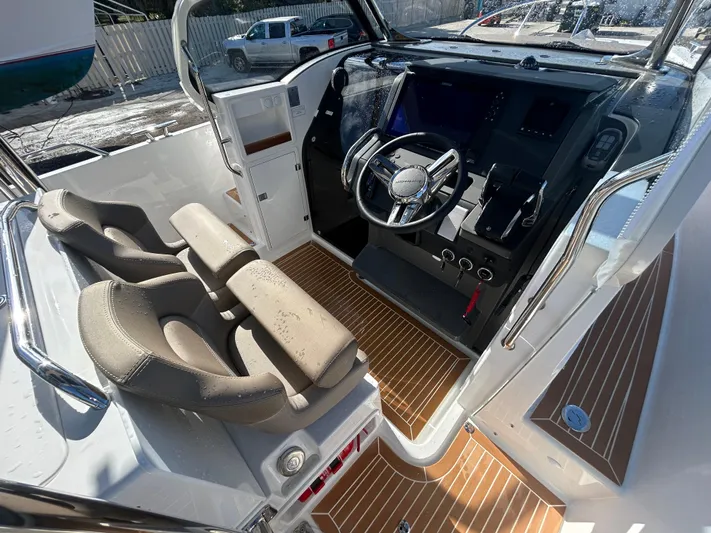 In-stock 2024 Nimbus T9 #142 Yacht Photos Pics 2024 Nimbus T9 #142