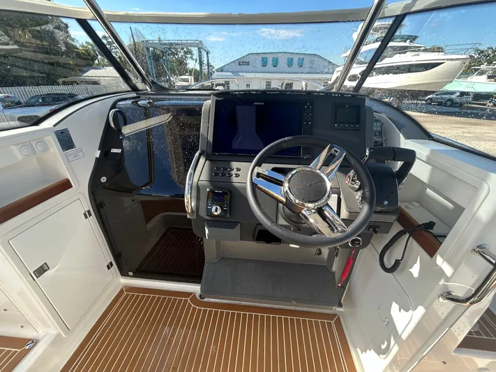 In-stock 2024 Nimbus T9 #142 Yacht Photos Pics 2024 Nimbus T9 #142