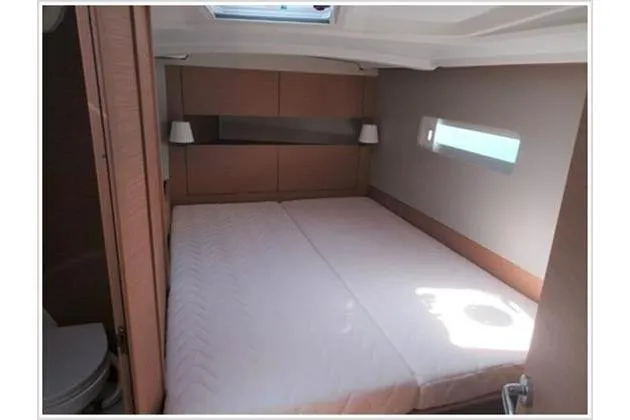 Yacht Photos Pics Cabin interior of 2022 Jeanneau Sun Odyssey 410 yacht, featuring a spacious bed and modern design.