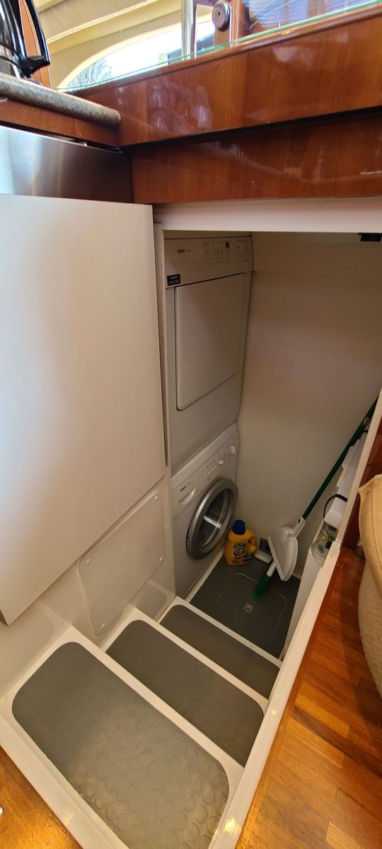 2006 Viking Princess 61 