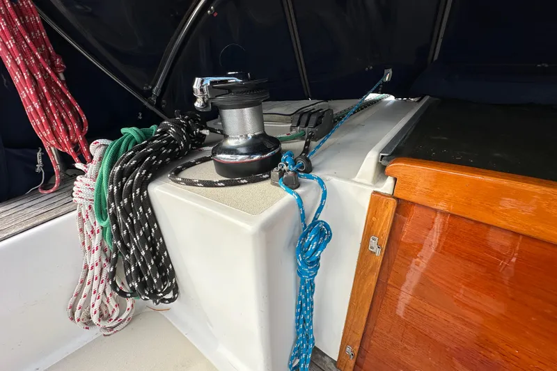 Braveheart Yacht Photos Pics Sailing ropes and winch on 1999 Tartan 4600 yacht deck.