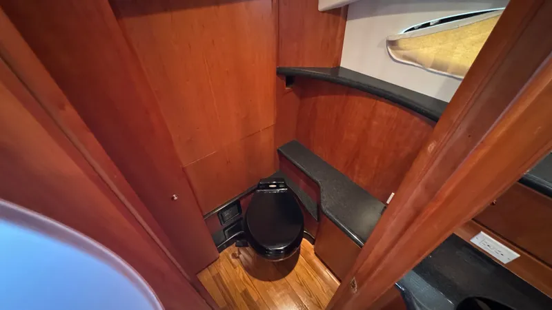 Annie B Yacht Photos Pics Owner's Ensuite Head