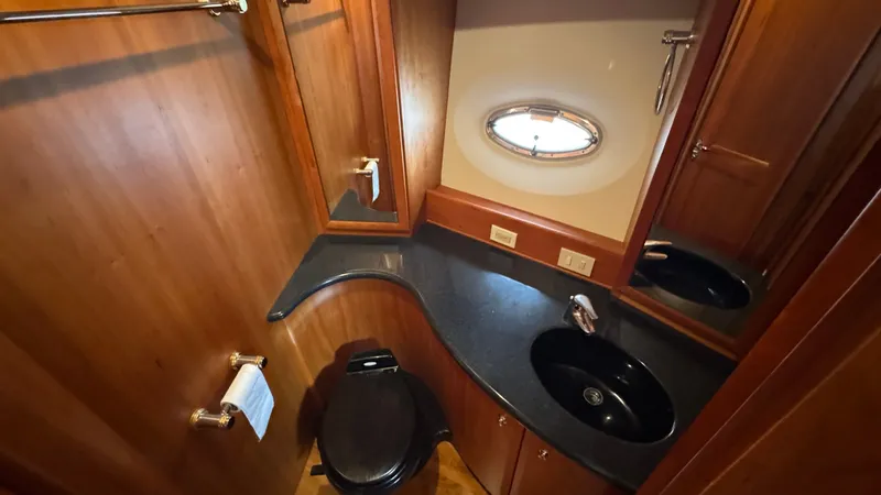 Annie B Yacht Photos Pics VIP Ensuite Head