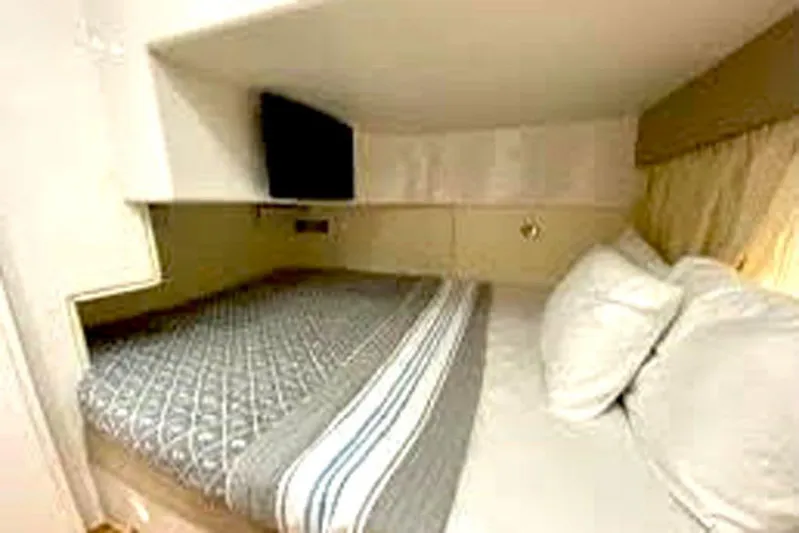  Yacht Photos Pics Intrepid 475 SY aft cabin