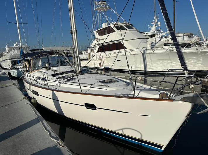 Pono Yacht Photos Pics 2006 Beneteau 423 sailboat docked at marina under clear blue sky.