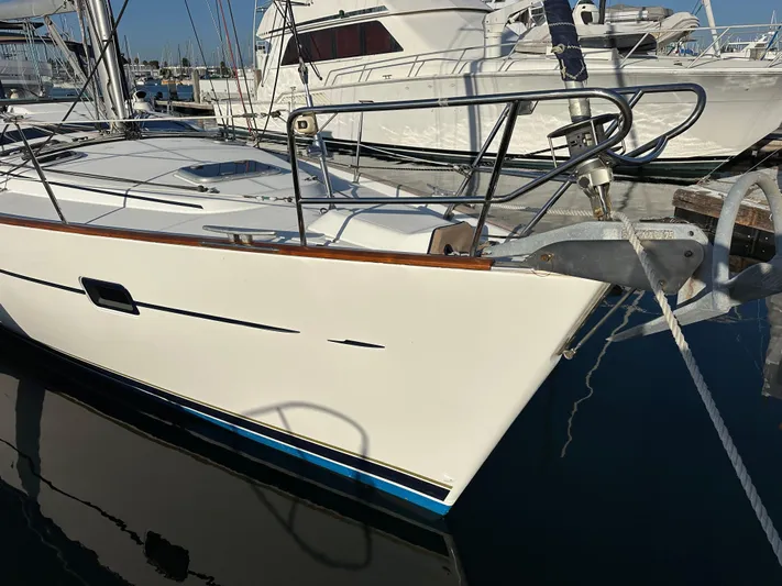 Pono Yacht Photos Pics 2006 Beneteau 423 sailboat docked in marina, side view.