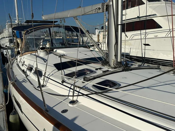 Pono Yacht Photos Pics 2006 Beneteau 423 sailboat docked at marina, showcasing deck and rigging.