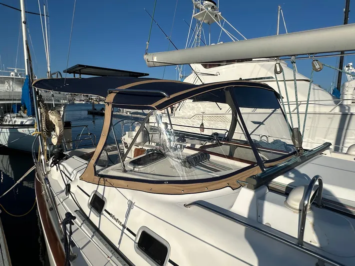 Pono Yacht Photos Pics 2006 Beneteau 423 sailboat docked, featuring a sleek design and protective canopy.