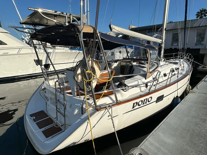 Pono Yacht Photos Pics 2006 Beneteau 423 sailboat docked, featuring a spacious deck and sleek design.