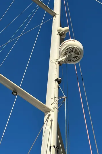 Pono Yacht Photos Pics Mast of 2006 Beneteau 423 sailboat with radar, against clear blue sky.