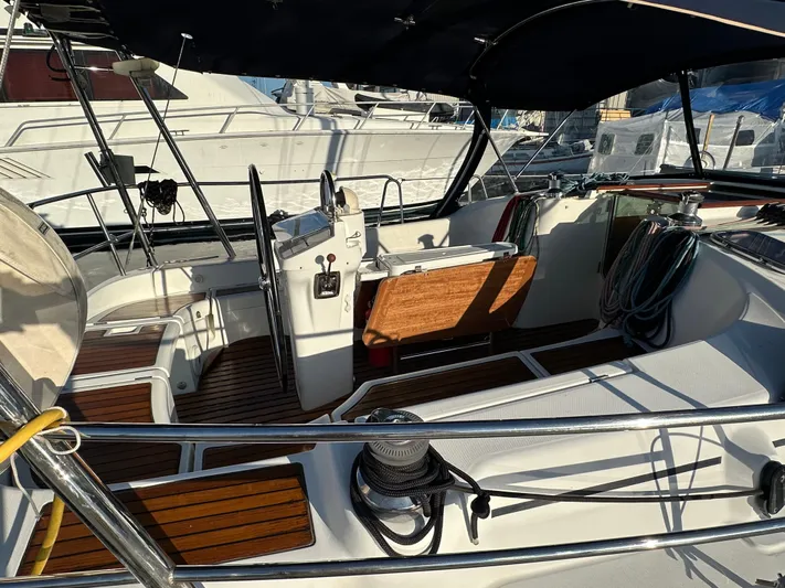 Pono Yacht Photos Pics Cockpit of a 2006 Beneteau 423 sailboat with wooden flooring and nautical equipment.