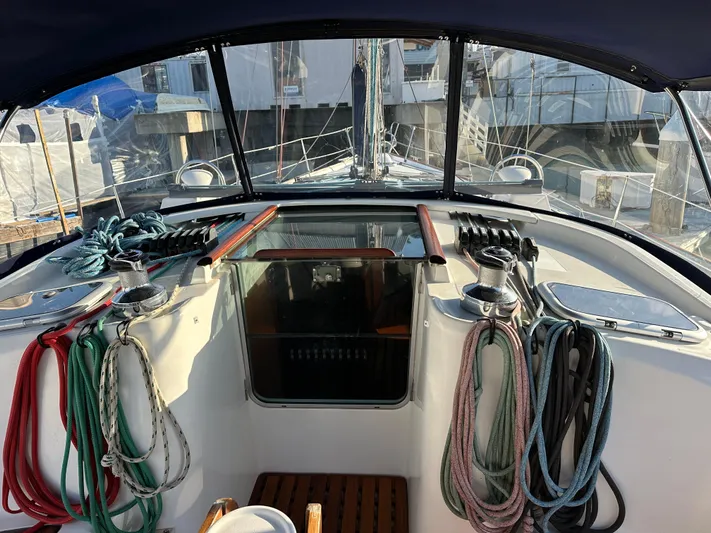 Pono Yacht Photos Pics Cockpit of 2006 Beneteau 423 sailboat with ropes and winches, docked at marina.
