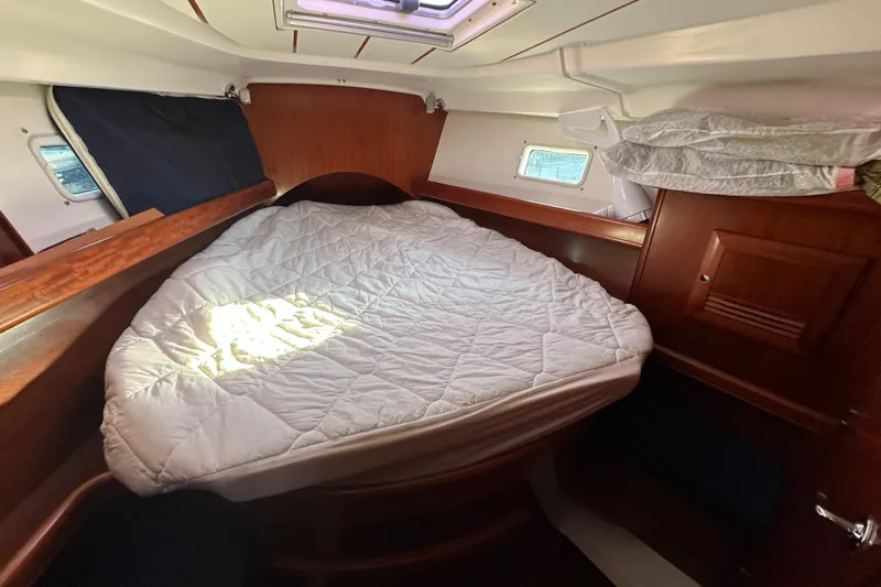 Pono Yacht Photos Pics Cozy cabin interior of 2006 Beneteau 423 sailboat with comfortable bedding.