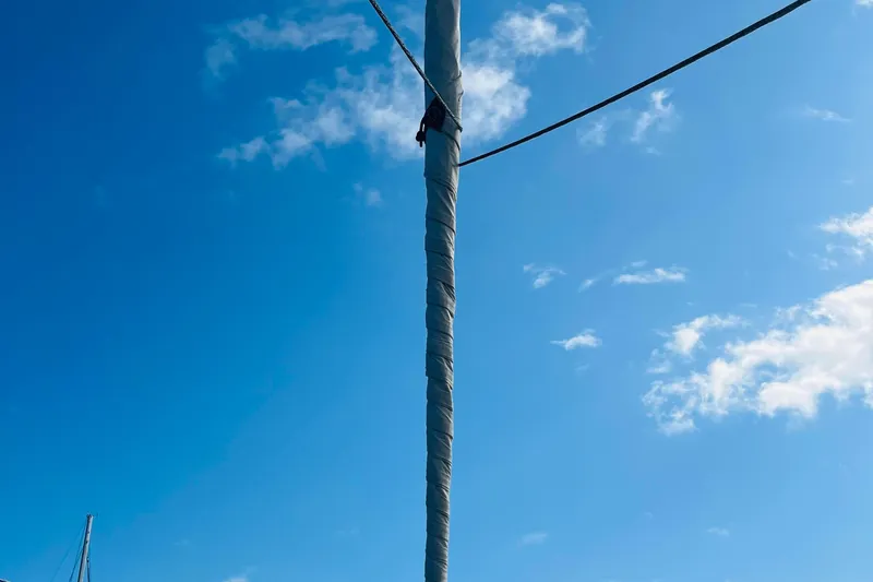  Yacht Photos Pics Mast of a 2006 Beneteau 473 sailboat against a clear blue sky.