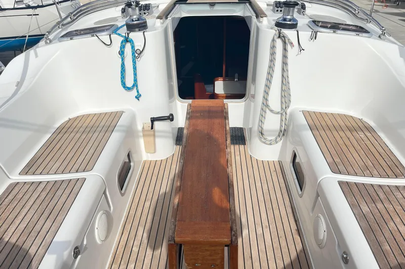  Yacht Photos Pics 2006 Beneteau 473 sailboat cockpit with teak seating and ropes.