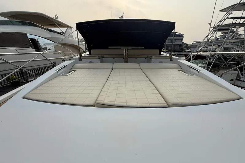  Yacht Photos Pics 2014 Azimut 80 yacht with spacious sunbathing area and luxurious design.