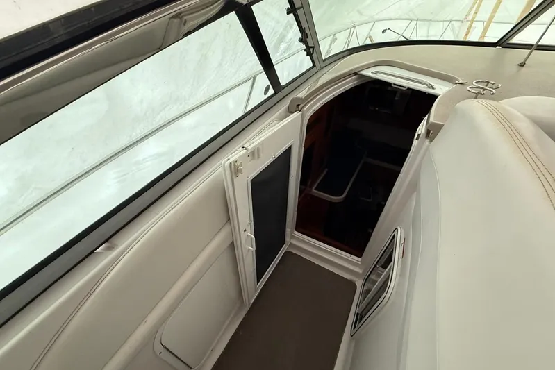  Yacht Photos Pics 2007 Four Winns 378 Vista cabin entrance with sleek interior design.