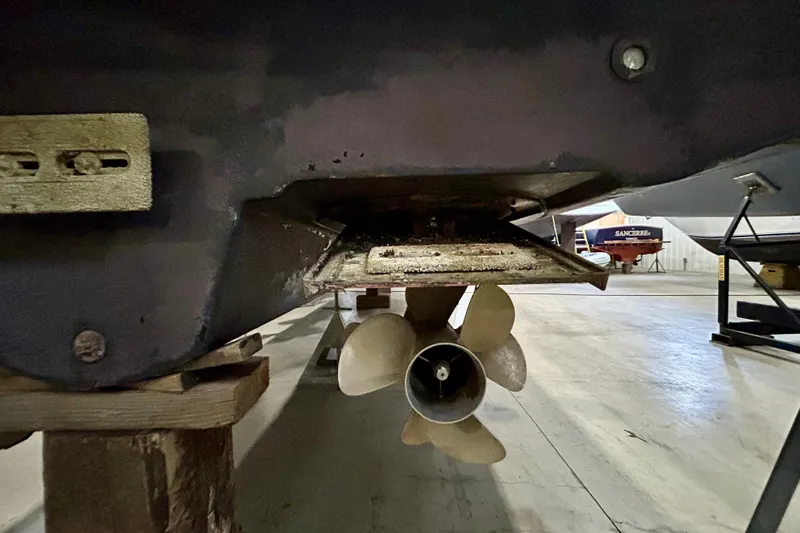  Yacht Photos Pics 2008 Sea Ray 44 Sundancer propeller and hull in a storage facility.