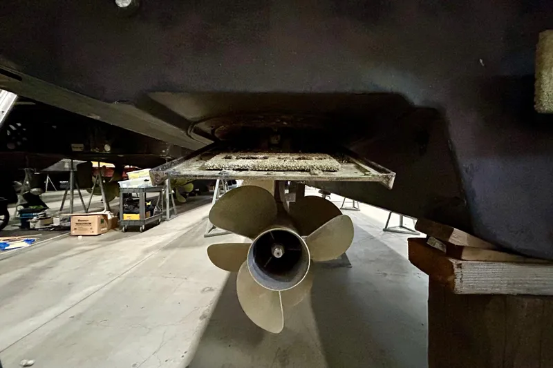  Yacht Photos Pics 2008 Sea Ray 44 Sundancer propeller and hull in a maintenance facility.