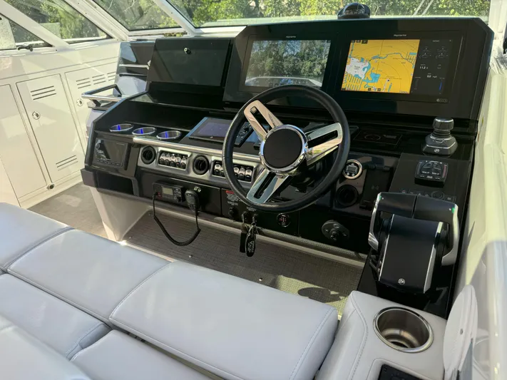 Aseage Yacht Photos Pics 2022 Formula 380 Super Sport Crossover OB helm with advanced navigation system.