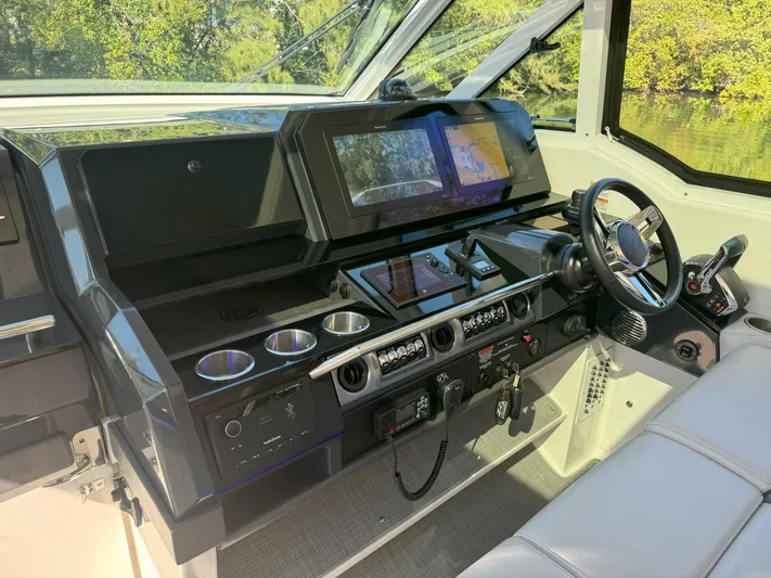 Aseage Yacht Photos Pics 2022 Formula 380 Super Sport Crossover OB helm with advanced navigation system.