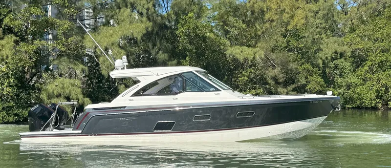 Aseage Yacht Photos Pics 2022 Formula 380 Super Sport Crossover OB on calm water.