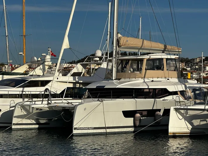 Isola Yacht Photos Pics 