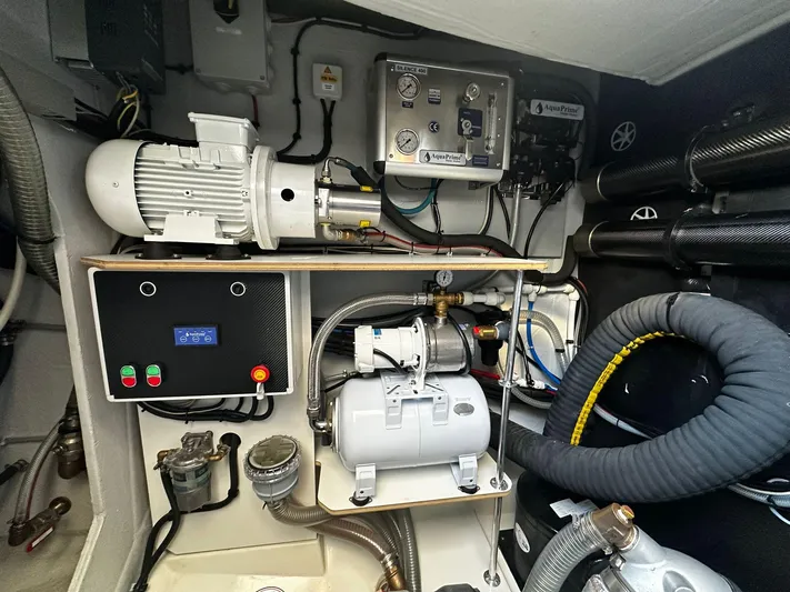 Isola Yacht Photos Pics fountaine pajot samana 59 engine room