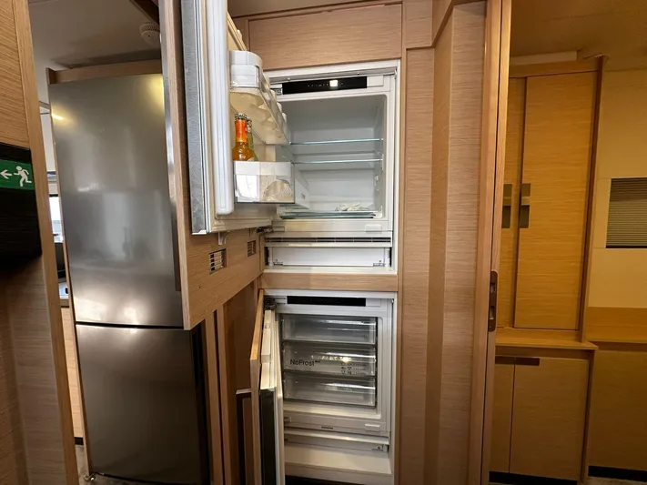 Isola Yacht Photos Pics fountaine pajot samana 59 galley