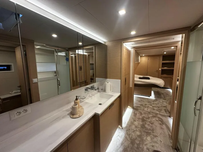 Isola Yacht Photos Pics fountaine pajot samana 59 master cabin head