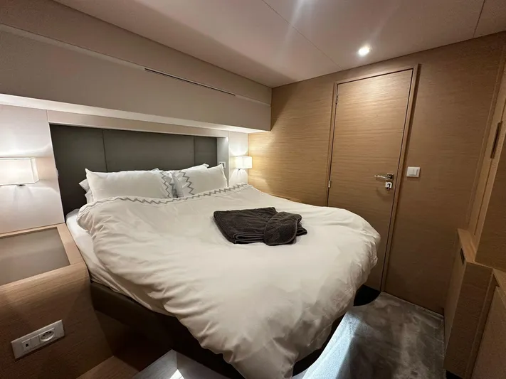 Isola Yacht Photos Pics fountaine pajot samana 59 guest cabin