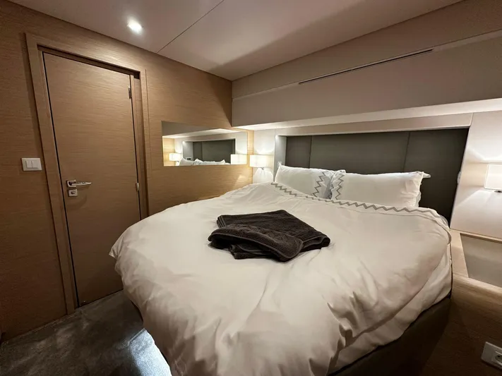 Isola Yacht Photos Pics fountaine pajot samana 59 guest cabin