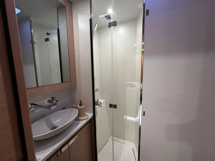 Isola Yacht Photos Pics fountaine pajot samana 59 guest cabin