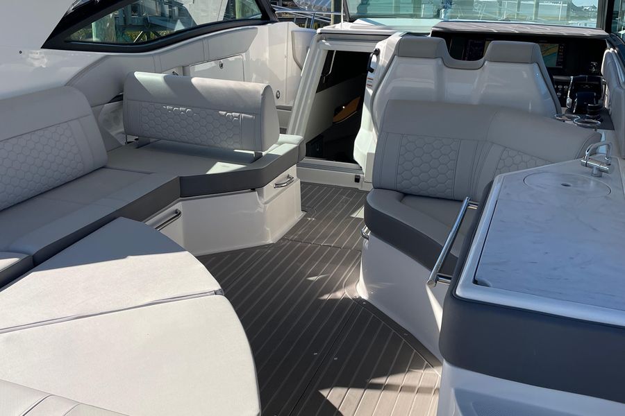 2022 Sea Ray 320 SUNDANCER 3X OUTBOARDS