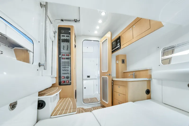 Liberado Yacht Photos Pics Cabin From Fwd Of Berth