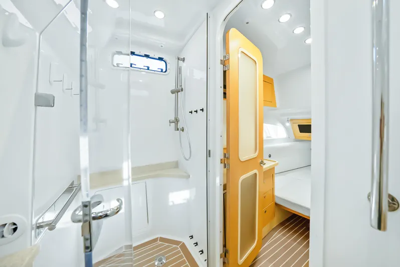 Liberado Yacht Photos Pics Head Overview