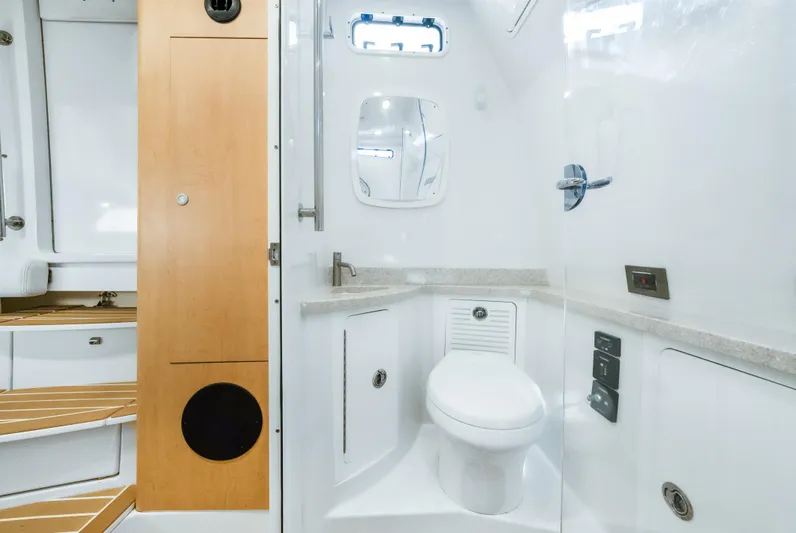 Liberado Yacht Photos Pics Head Alternate