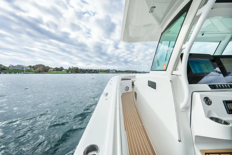 Liberado Yacht Photos Pics Port Side Deck