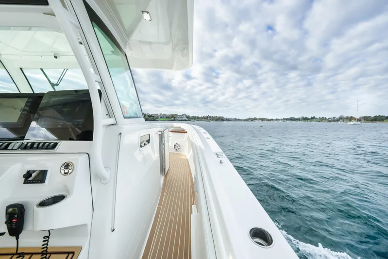 Liberado Yacht Photos Pics Starboard Side Deck