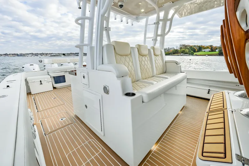 Liberado Yacht Photos Pics Seating Starboard Side