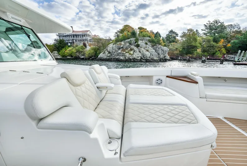 Liberado Yacht Photos Pics Lounger Starboard Side