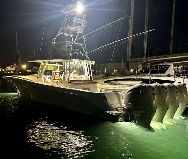 Liberado Yacht Photos Pics Lighting, Starboard Side